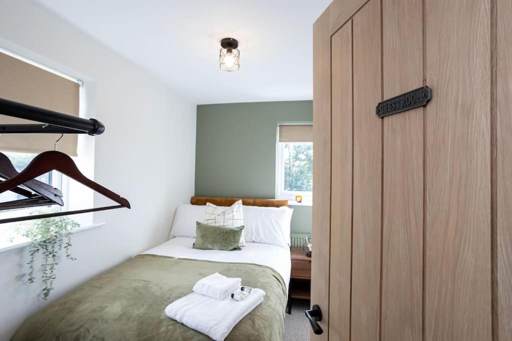 Railway House - Central Warrington - Sleeps 6 Εξωτερικό φωτογραφία
